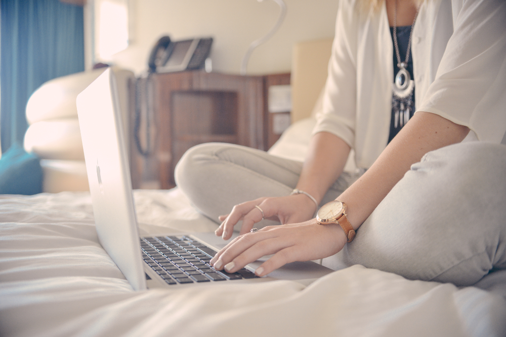 person-woman-apple-hotel_small